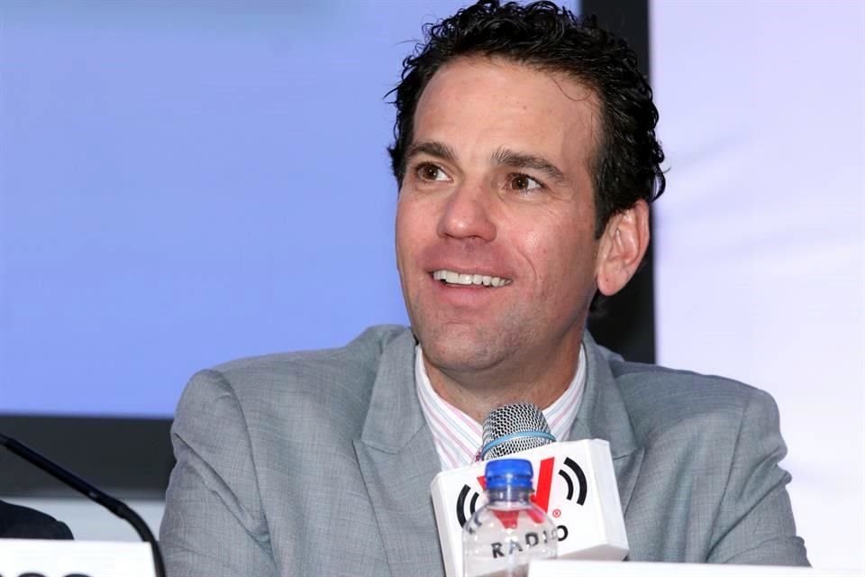 Sin dar detalles, el periodista Carlos Loret de Mola informó que, a partir de mañana, saldrá de Televisa.