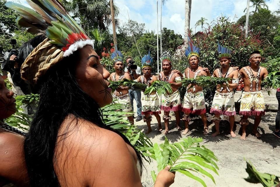De acuerdo a datos de la OTCA, en la Amazonía viven unos 3 millones de indígenas, distribuidos en 420 tribus que hablan 86 lenguas diferentes y 650 dialectos.