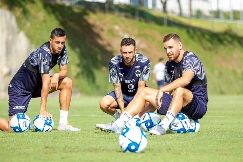 Rogelio Funes Mori (izq. a der.), Miguel Layún y Vincent Janssen cerraron su preparación ayer.