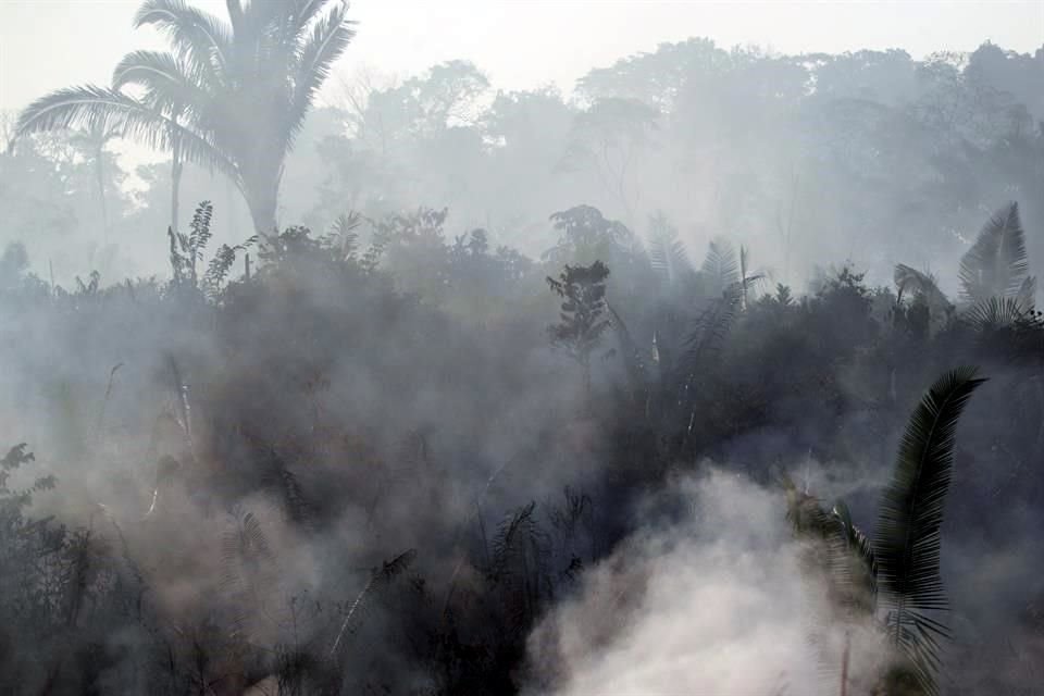 Presidente de Francia tildó de mentiroso a su homólogo Bolsonaro por incumplir compromiso medioambiental, tras incendios en el Amazonas.