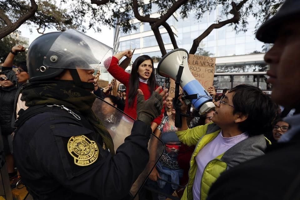 Manifestación para apoyar a los pueblos indígenas afectados por los incendios desatados en la Amazonia de Brasil, este viernes frente a la embajada de Brasil en Lima, Perú.