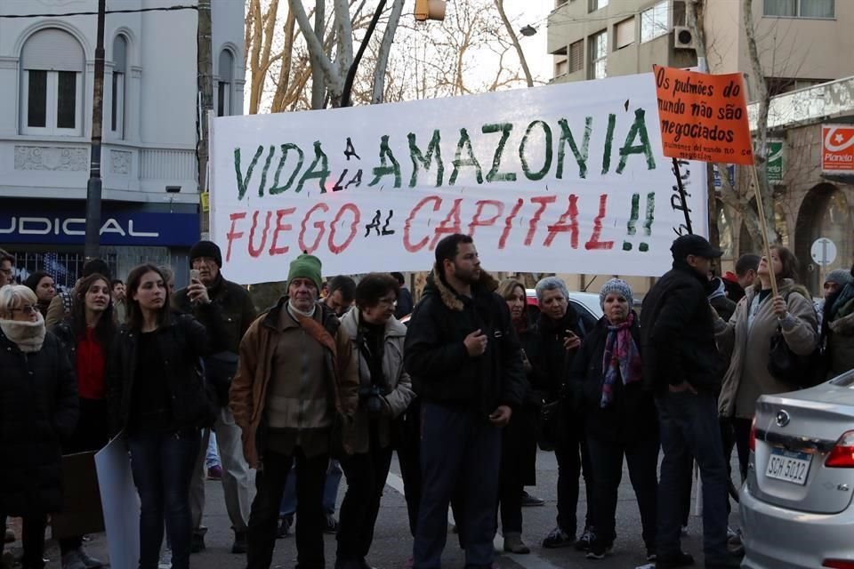 Un grupo de personas participa en una manifestación este viernes frente a la Embajada de Brasil, en Montevideo, Uruguay.