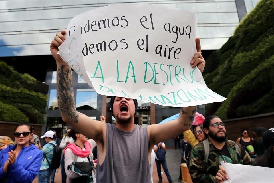 Cientos de personas protestan este viernes frente a la embajada de Brasil en Quito, Ecuador, contra los incendios que consumen la Amazonia.