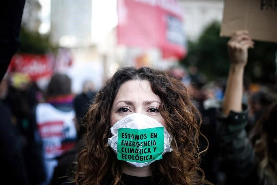 Cientos de personas protestan este viernes frente a la embajada de Brasil en Buenos Aires, Argentina, contra los incendios que consumen la Amazonia.