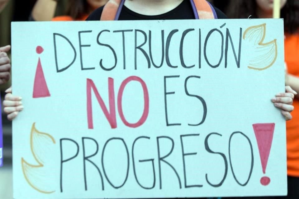 Decenas de personas protestan este viernes frente a la embajada de Brasil en Santiago, Chile.