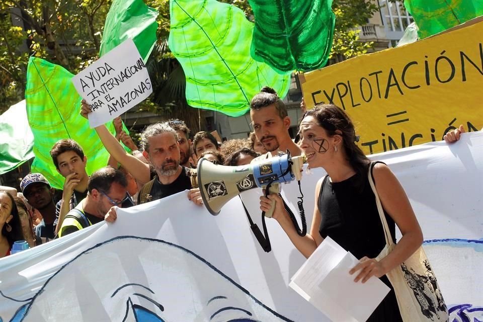 Cientos de jóvenes del movimiento Fridays for Future se han manifestado este viernes ante el consulado de Brasil en Barcelona, para protestar por los incendios que están devastando al Amazonas.