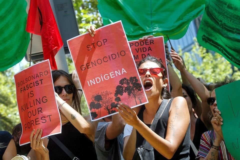Cientos de jóvenes del movimiento Fridays for Future se han manifestado este viernes ante el consulado de Brasil en Barcelona, para protestar por los incendios que están devastando al Amazonas.