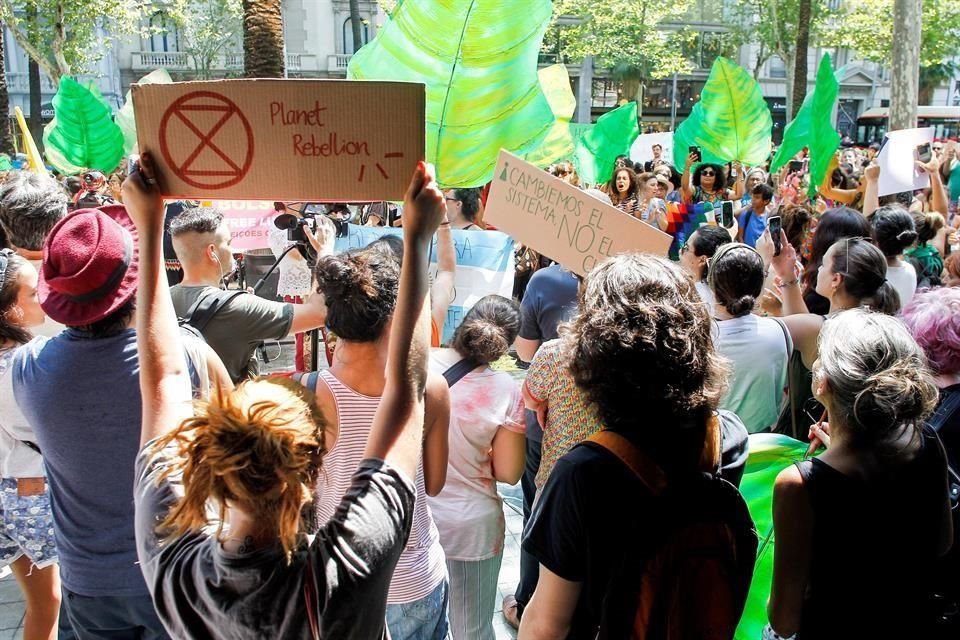 Cientos de jóvenes del movimiento Fridays for Future se han manifestado este viernes ante el consulado de Brasil en Barcelona, para protestar por los incendios que están devastando al Amazonas.