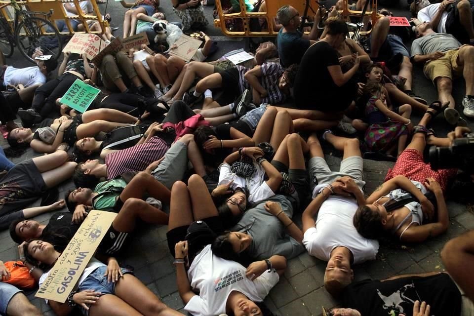 Protesta este viernes ante la embajada de Brasil en Madrid, convocada por el movimiento Juventud por el Clima, para reclamar por incendios forestales en la región amazónica del país.