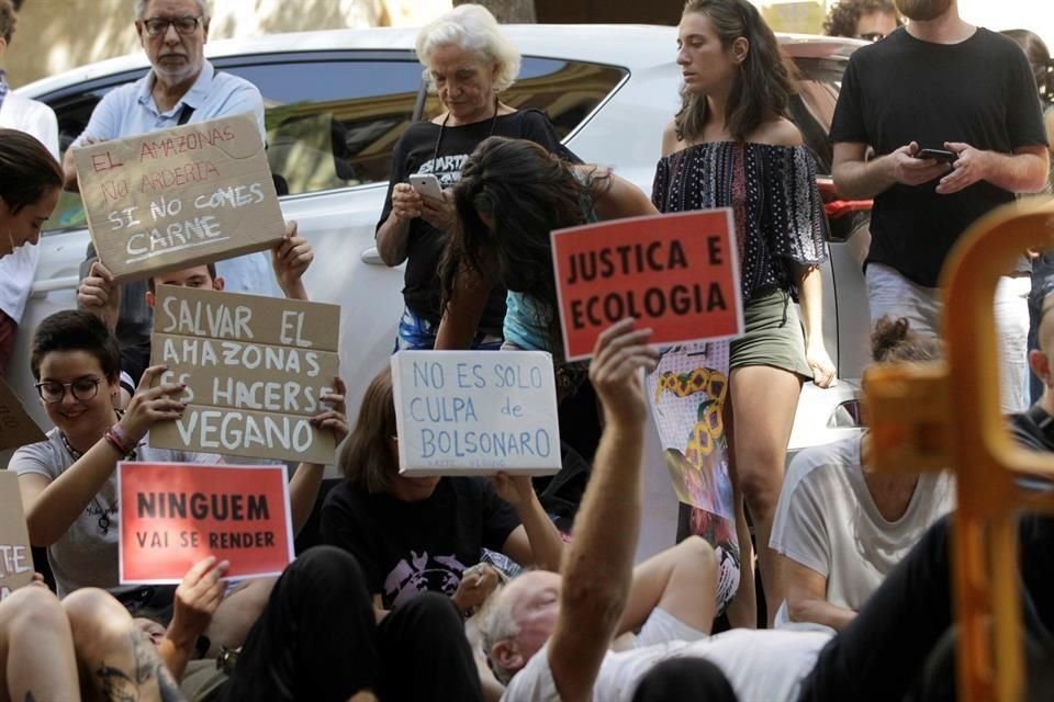 Protesta este viernes ante la embajada de Brasil en Madrid, convocada por el movimiento Juventud por el Clima, para reclamar por incendios en Amazonas.