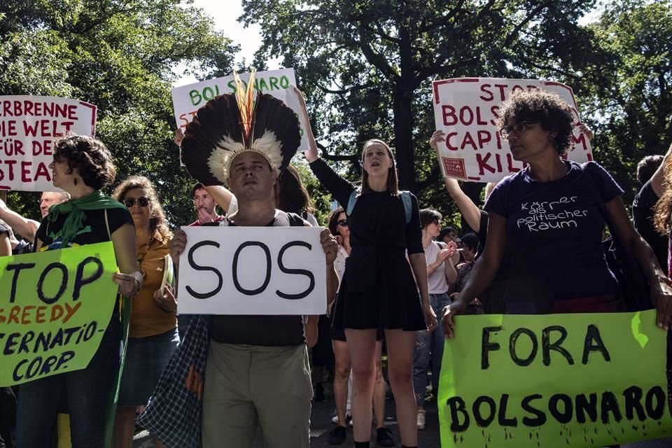 Protesta en Berlín contra Jair Bolsonaro por incendios en Amazonas.