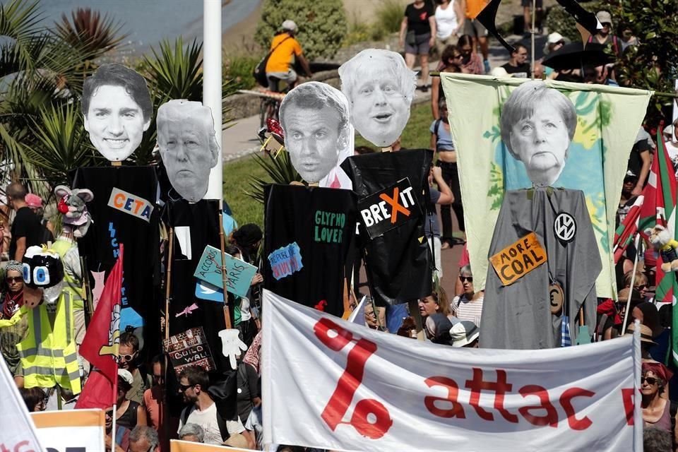 Miles de personas marcharon en la frontera entre Francia y España contra la reunión del G7 que se desarrolla en la ciudad de Biarritz.