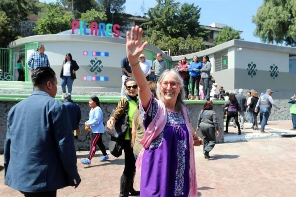 La astrónoma Julieta Fierro ofreció una charla a vecinos de Iztapalapa durante la apertura de un Pilares