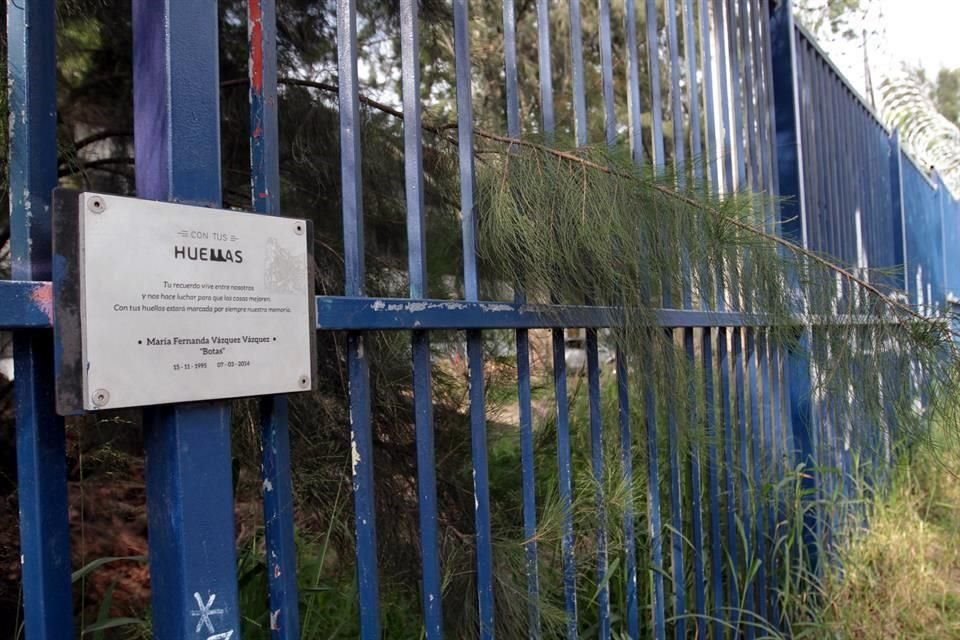 En la reja se mantiene la placa en honor a María Fernanda Vázquez, la joven que falleció arrollada por un camión de la Ruta 368 que conducía a exceso de velocidad.