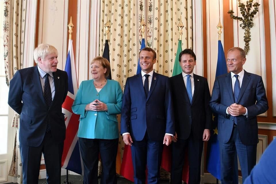 Los líderes del G7 Boris Johnson, Angela Merkel, Emmanuel Macron, Giuseppe Conte, y Donald Tusk posaron el primer día de la cumbre que terminará el lunes.
