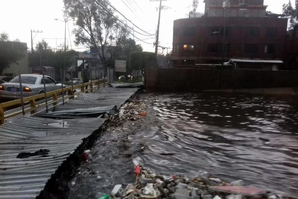 El desbordamiento del Río Hondo, así como el colapso de un talud, en San Lorenzo Totolinga, ha sido el saldo de la lluvia Naucalpan.