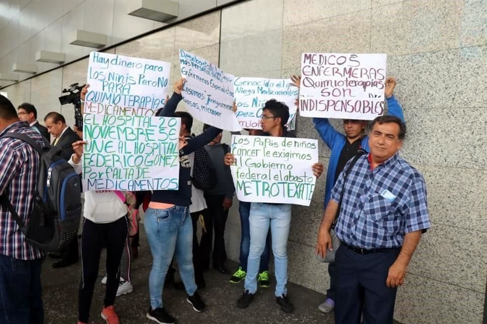 Las protestas que realizaron papás de niños con cáncer fueron en inmediaciones de la Terminal 1 del Aeropuerto Internacional de México.