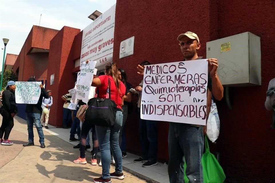 Ayer, padres de niños con cáncer se manifestaron en la CDMX en demanda del abasto de fármacos.