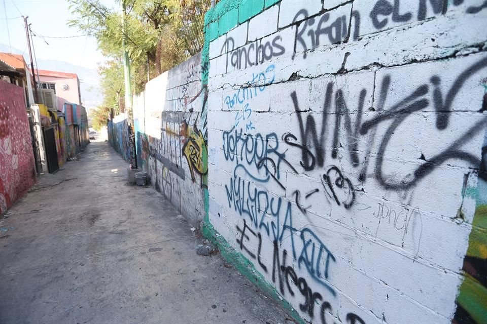 La primaria Ignacio Zaragoza, en Santa Catarina, es vandalizada constantemente con graffiti en su muro exterior.