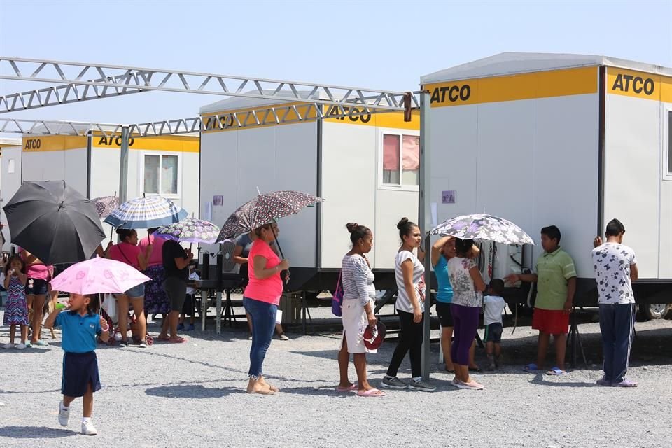  Madres de familia hacen fila al esperar que sus hijos salgan de aulas móviles, en Salinas Victoria.