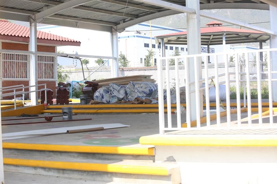 En el patio del kínder David G. Berlanga, en Escobedo, todavía hay material de construcción. 