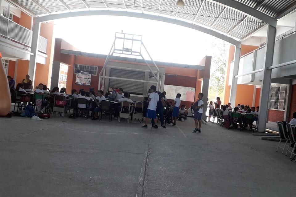 Decenas de menores toman clases en el patio de la escuela Jesús María Benítez, en El Carmen.