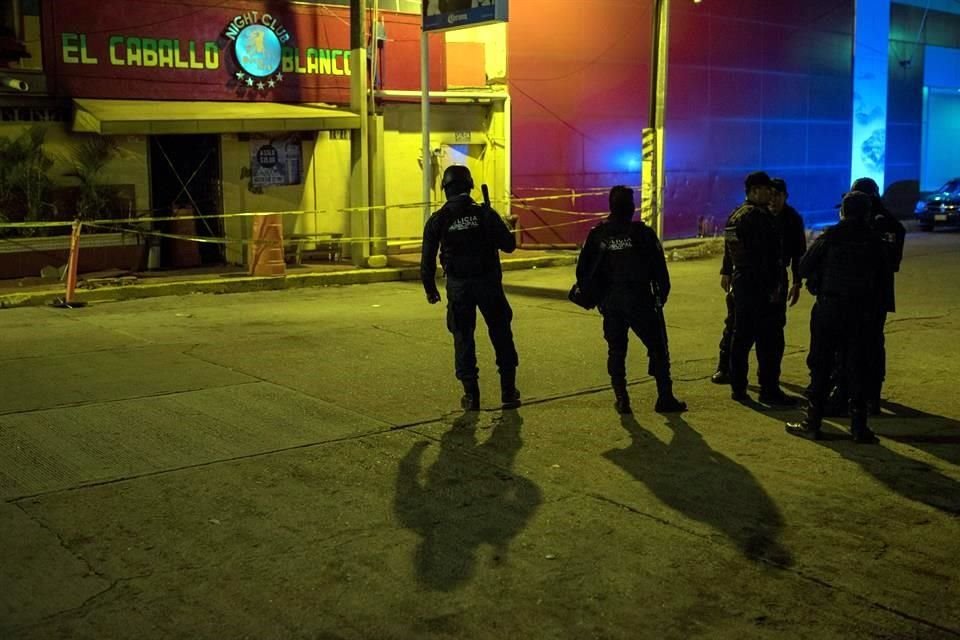 Agentes de la policía custodian en las primeras horas de este miércoles frente al bar El Caballo Blanco, atacado ayer por un grupo armado.