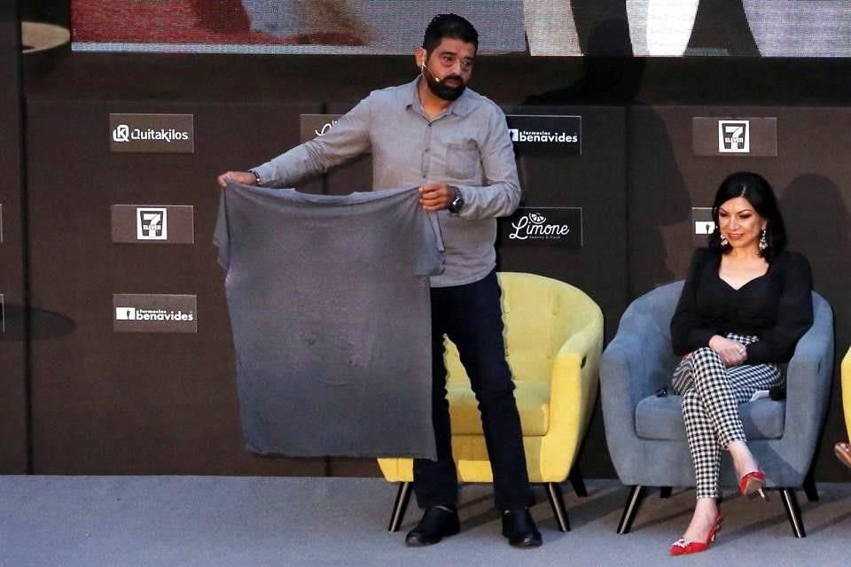 Felipe Jiménez mostró una camiseta que usaba antes de perder 108 kilos.