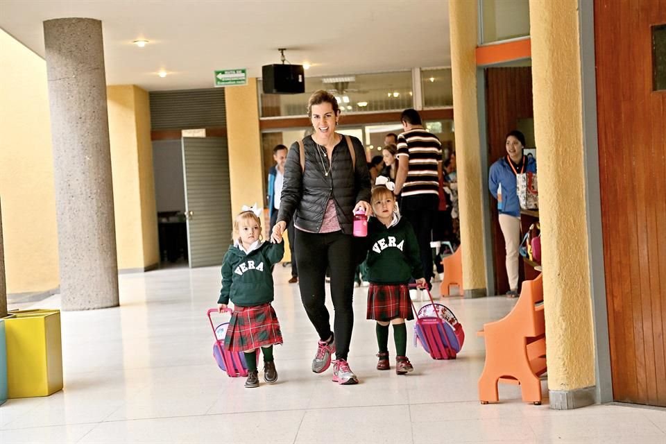 Mia Santoscoy, Sofía Martínez Negrete y Sofía Santoscoy en el Instituto de la Vera-Cruz.