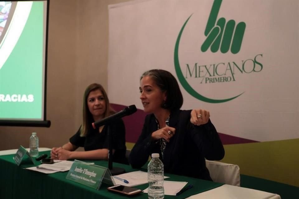 La directora de Mexicanos Primero, Jennifer O'Donoghue, en conferencia de prensa.