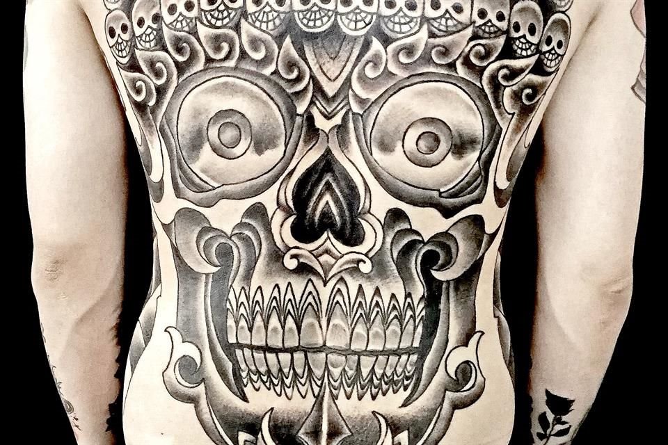 Billy Calavera ofrece tatuajes americanos y japoneses.