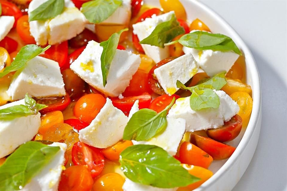 Ensalada de tomates y queso mozzarella.