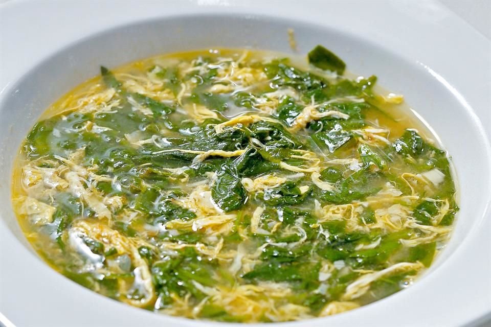 Sopa de huevo con espinacas.