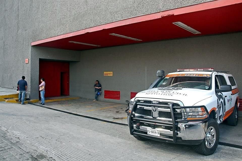 La entrada trasera del teatro tiene vigilancia de una unidad de Protección Civil.