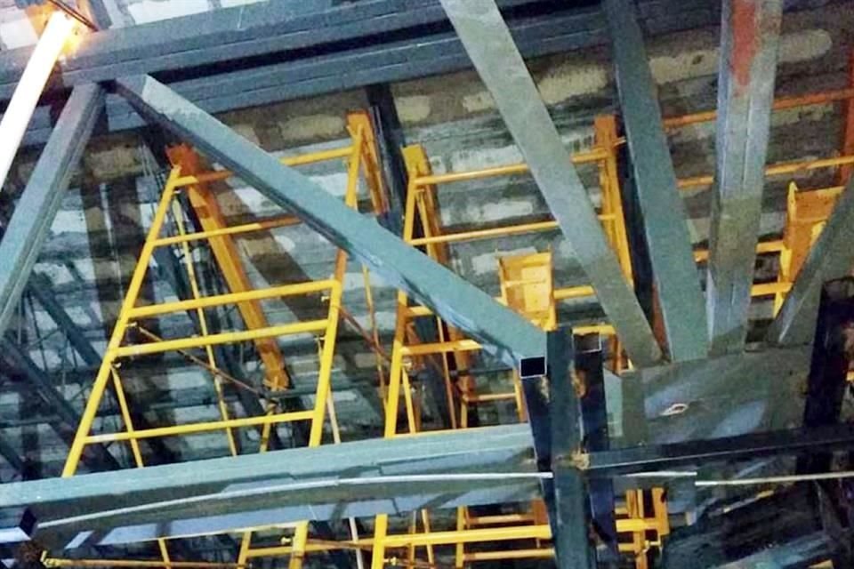 Una estructura de andamios metálicos protege la losa del colapso.