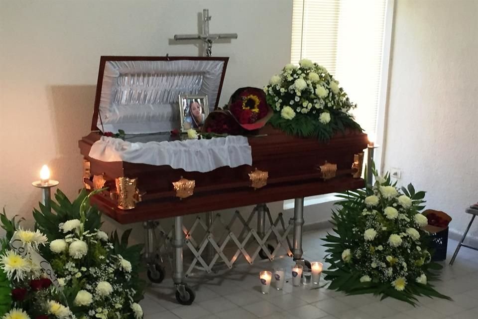 Una fotografía, ramos de flores y veladoras fueron colocados ayer por familiares, amigos y vecinos en el féretro de Connie en señal de duelo.