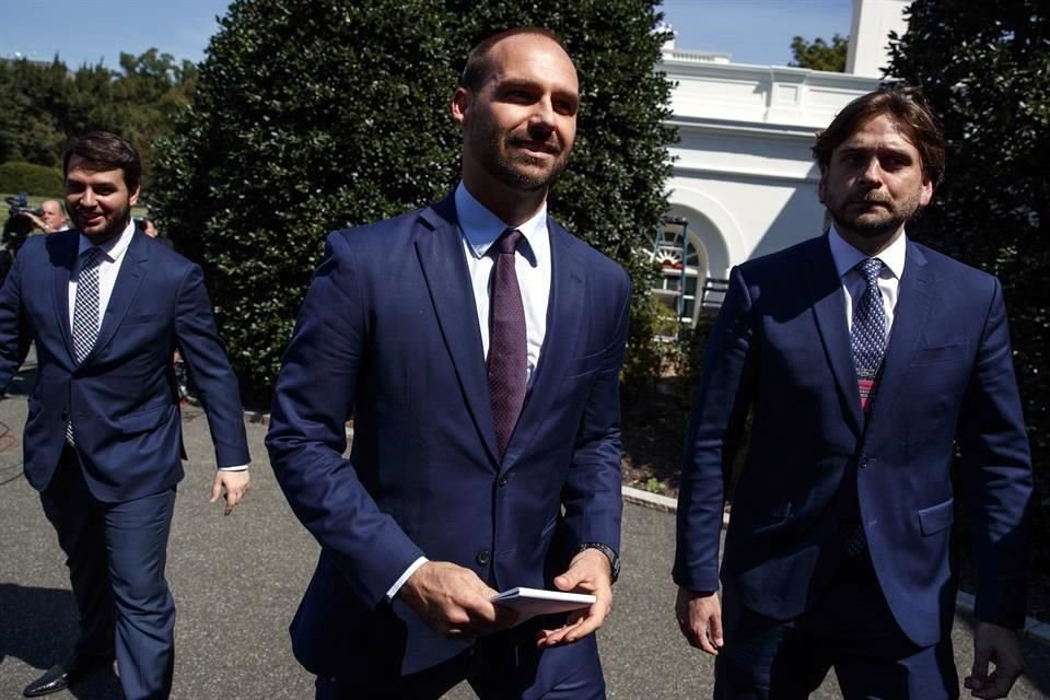 Eduardo Bolsonaro, hijo de Presidente brasileño, visitó Casa Blanca para hablar de incendios en Amazonía, es probable que hable con Trump.