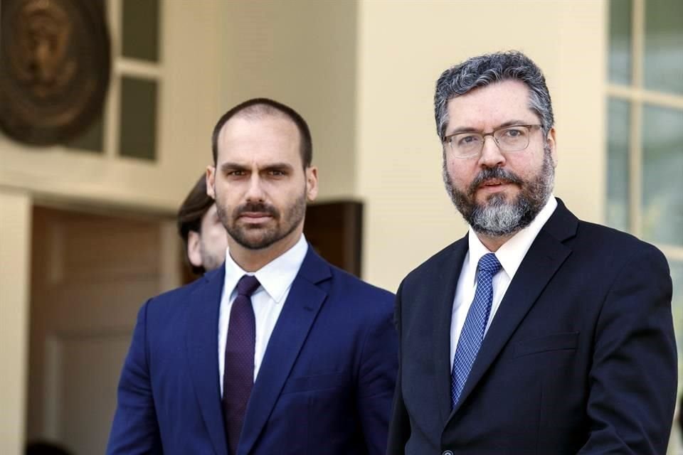 Eduardo Bolsonaro, hijo de Presidente brasileño, visitó Casa Blanca para hablar de incendios en Amazonía, es probable que hable con Trump.
