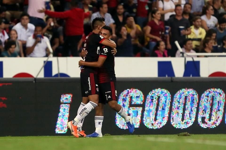 Jesus Isijara marcó el primer gol rojinegro.