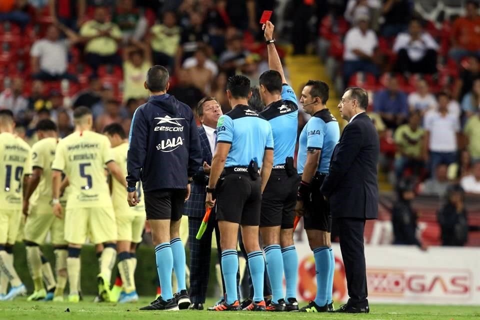 Herrera fue expulsado al medio tiempo.