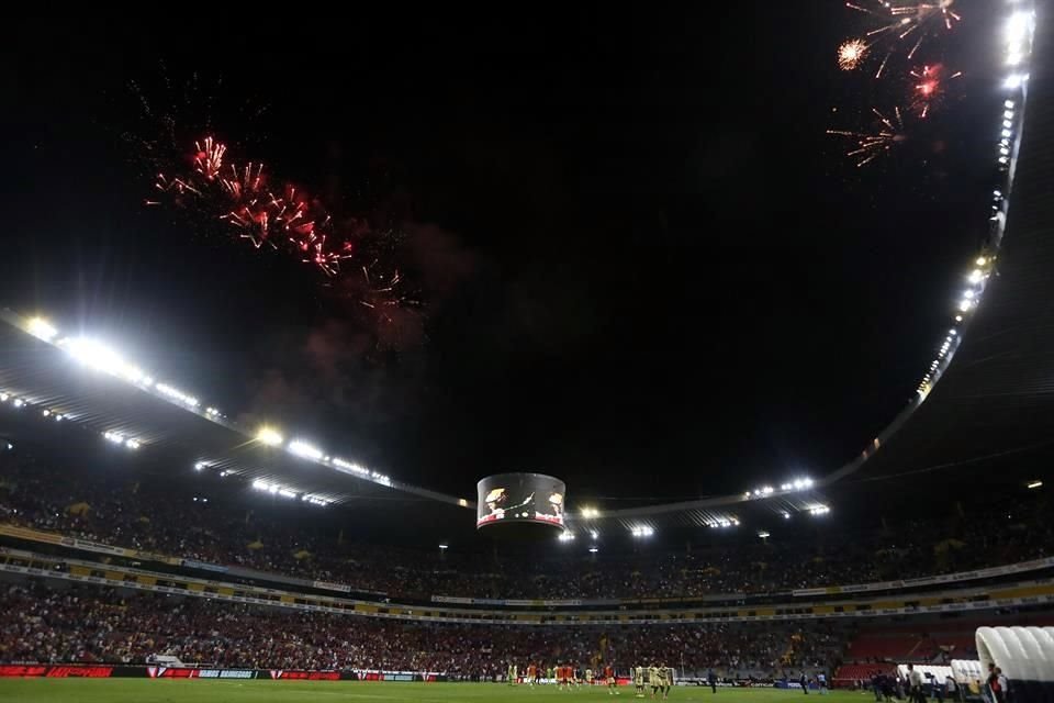 El triunfo rojinegro se festejó con pirotecnia en el Jalisco.