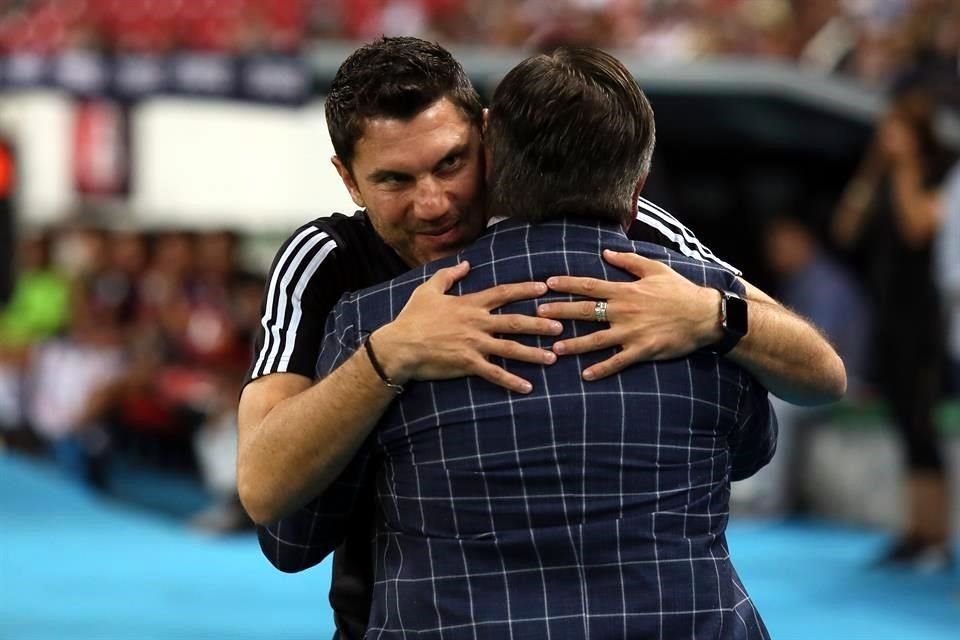 Leandro Cufré saludó con un emotivo abrazo a Miguel Herrera.
