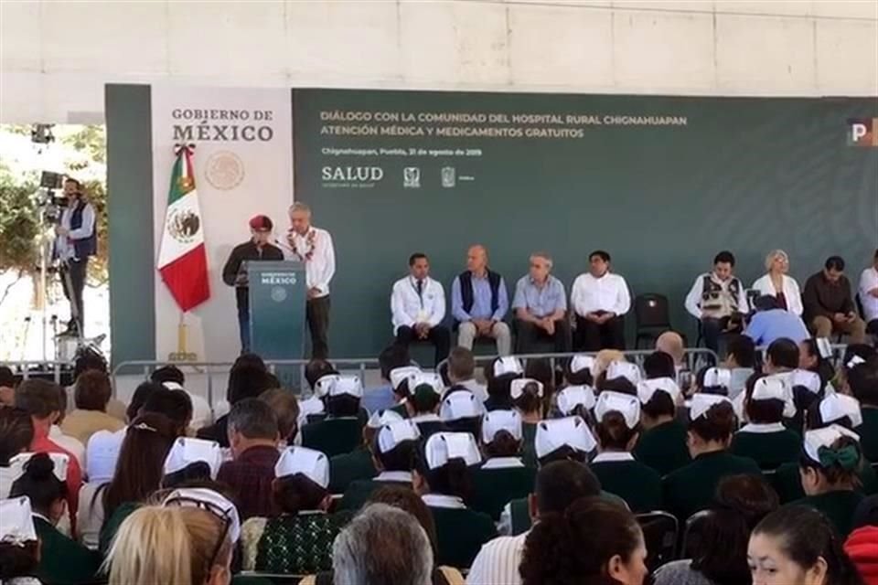 'Señor Presidente: no le venimos a pedir que nos dé una beca como la que se les ha dado a los 'ninis', solamente queremos seguir estudiando', le dijo.