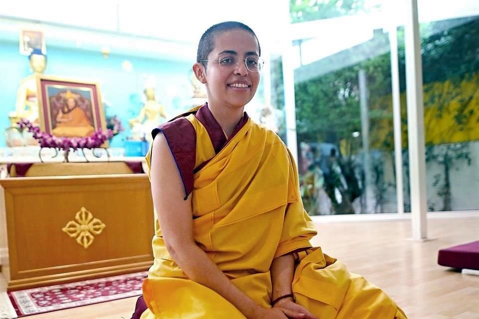La monja Guen Kelsang Shima es la guía espiritual de una comunidad budista en Monterrey.