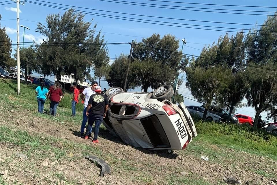 A metros de su patrulla fue encontrado el cuerpo de un policía que volcó en Eje 10 Sur y Rancho Bugambilias, en Tláhuac.