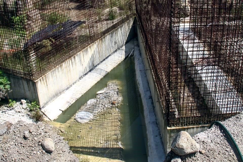 Las obras están abandonadas desde 2016; en el temporal se han formado charcos que pueden fomentar la reproducción del mosquito.