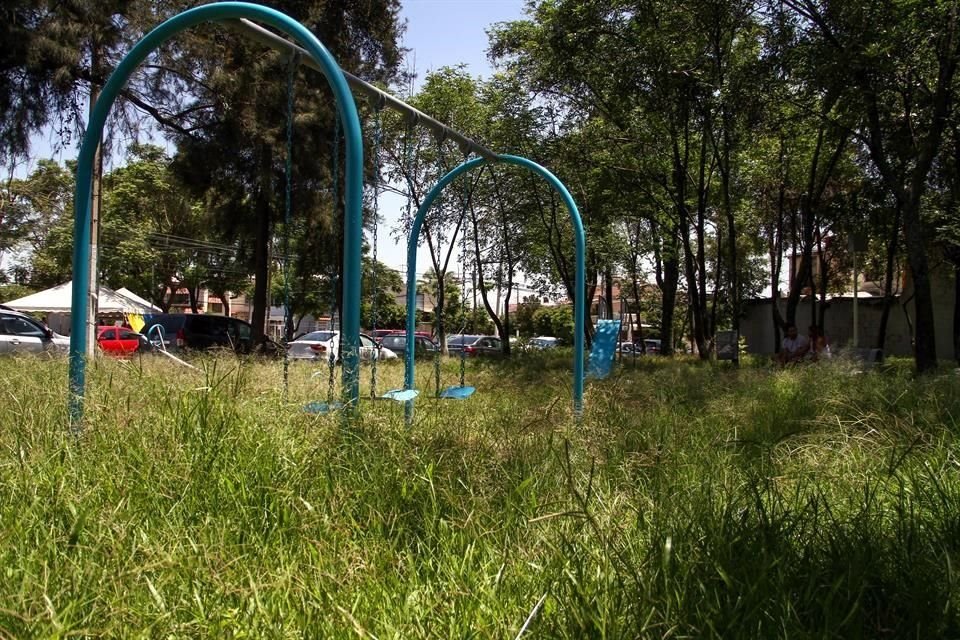 En el Parque Mirador del Sol, la hierba no ha sido podada y ya llega hasta el nivel de los columpios.