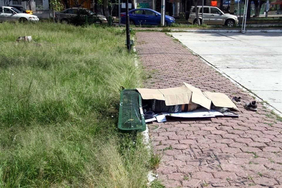 El mal estado del parque en Colinas de Atemajac atrae a indigentes.
