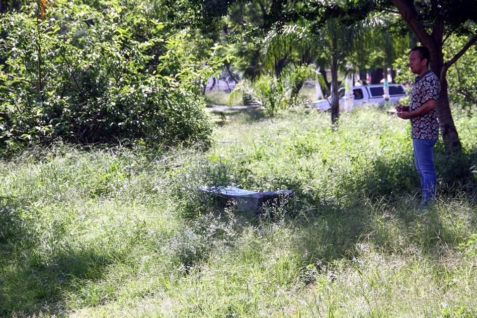 En la Colonia Conjunto Laureles, en este espacio sobre la Calle Dr. Miguel Gutiérrez, la hierba está invadiendo los juegos infantiles.