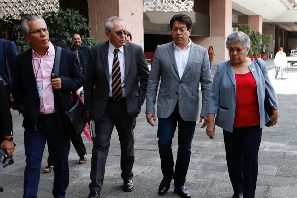 El Secretario fue recibido por el coordinador Mario Delgado a su llegada a San Lázaro.